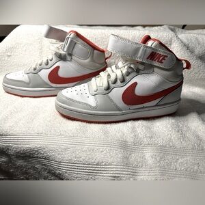 Nike high top boys, orange and white size 4.5